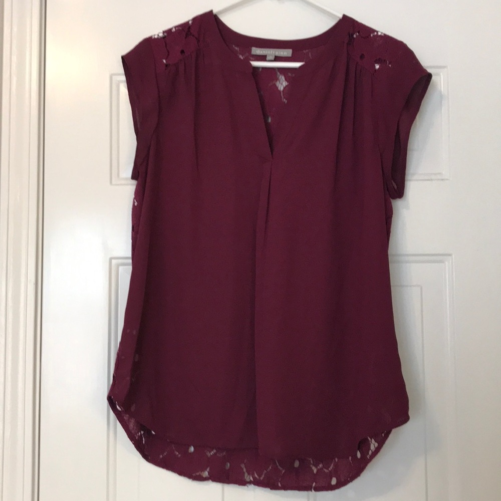 Short sleeve blouse.